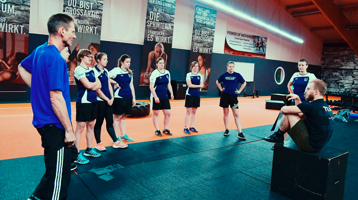 behind:the:scenes:it's:your:stage:start:play:repeat - SV Bavaria Waischenfeld die Frauenfußballmannschaft beim Cross Gym Trainin mit Bastian Lumpp in der Sportwelt Pegnitz